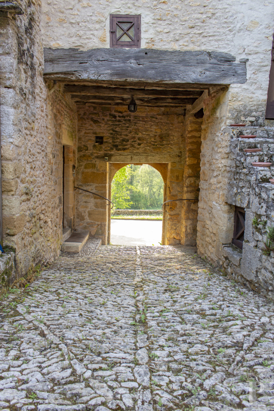 An old fortified house and its extensive grounds in the Périgord Noir, in the Dordogne - photo  n°2